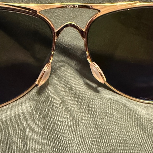 Oakley Tortoiseshell Frame Sunglasses with Blue Lenses with case - Picture 3 of 5